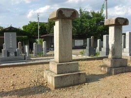 神葬墓地の中央にある吉見幸和の墓(写真の真中)