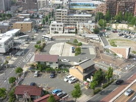 中央がバスターミナル、右手に1番出入口、左手に2番出入口、右下に基幹バスレーンのある出来町通
