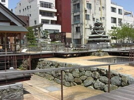 左手に柴田神社、右手に北之庄城復元模型