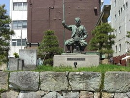 柴田神社と北之庄城復元模型の間にある