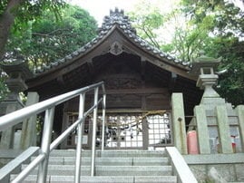 参道石段上の拝殿